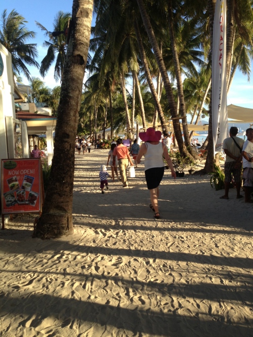 Mamma jagar son på stranden på Boracay